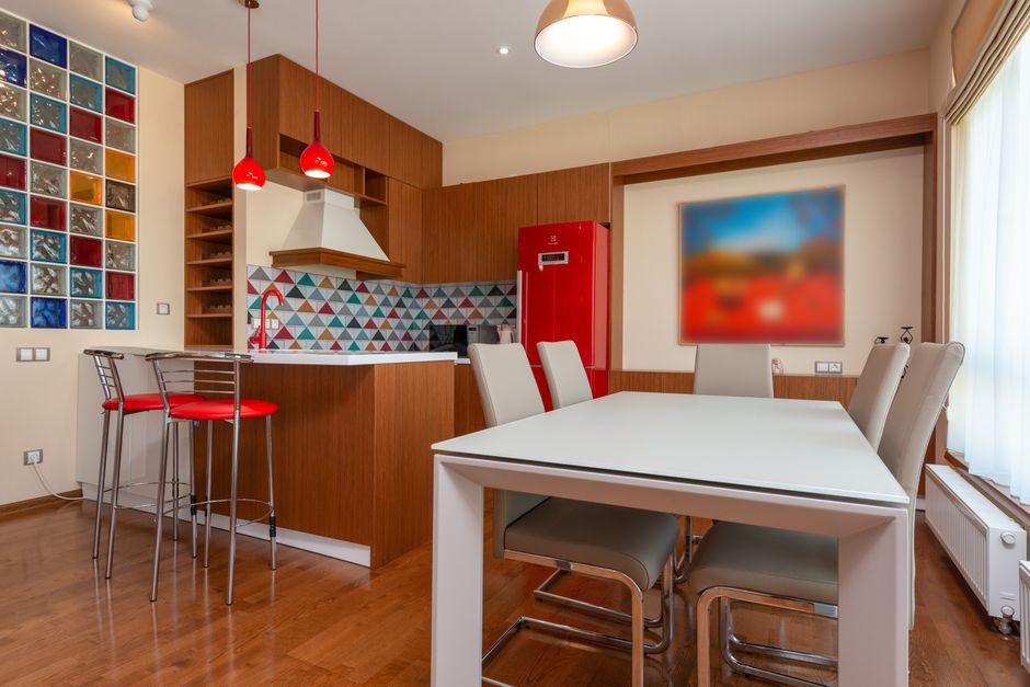 Heldere glazen kunstwerken sieren keukeninterieur. Heldere glazen kunstwerken sieren keukeninterieur.