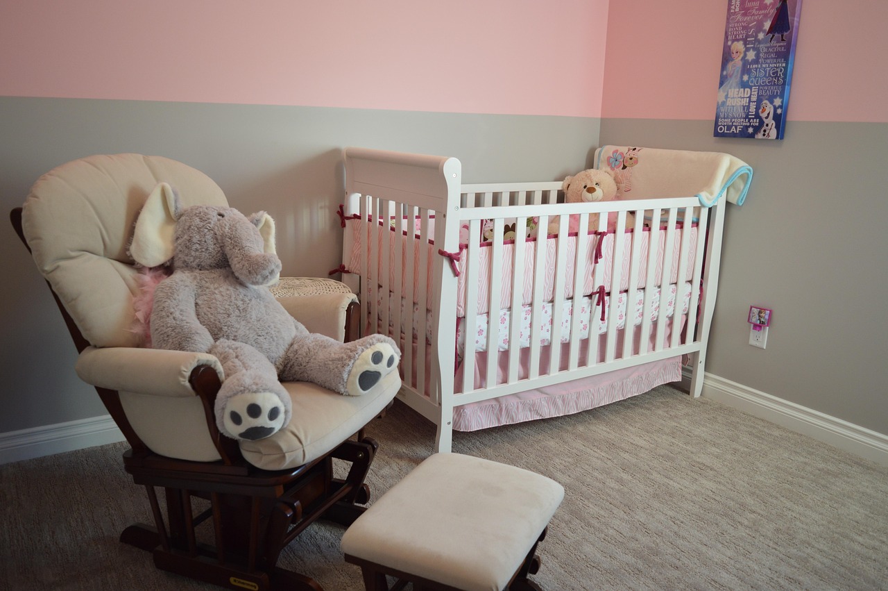 Feeënlampjes en pompoenen sieren de kinderkamer. Feeënlampjes en pompoenen sieren de kinderkamer.